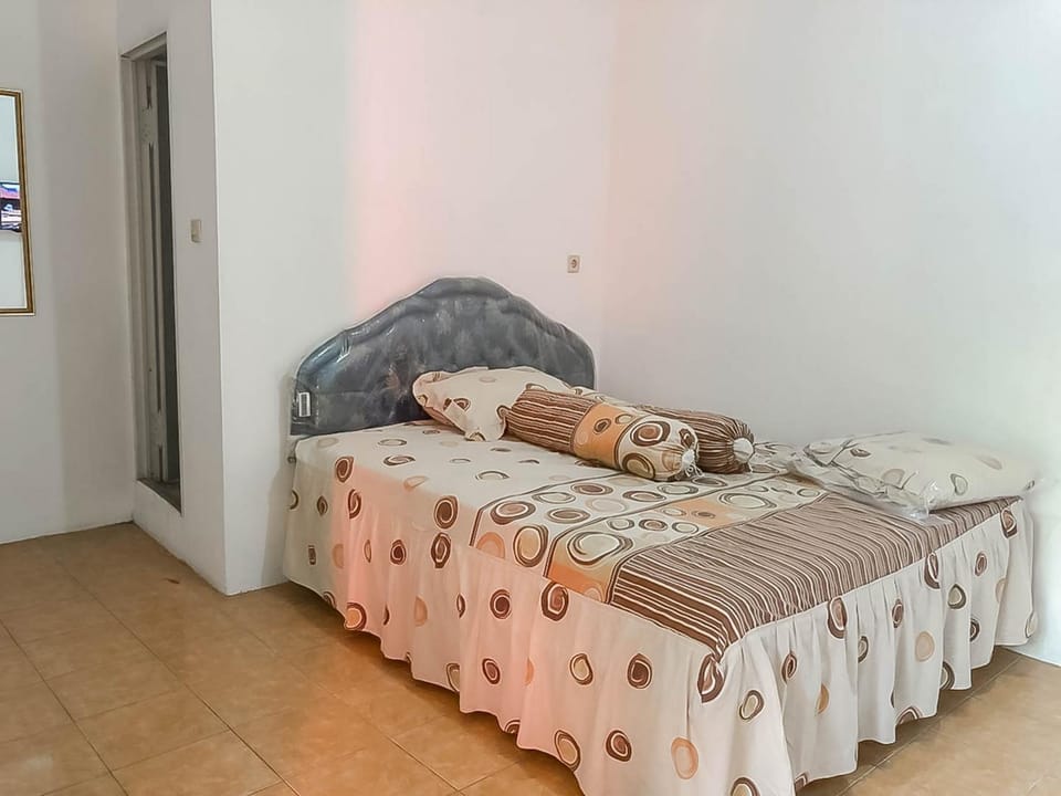 Property building, Bed, Bedroom