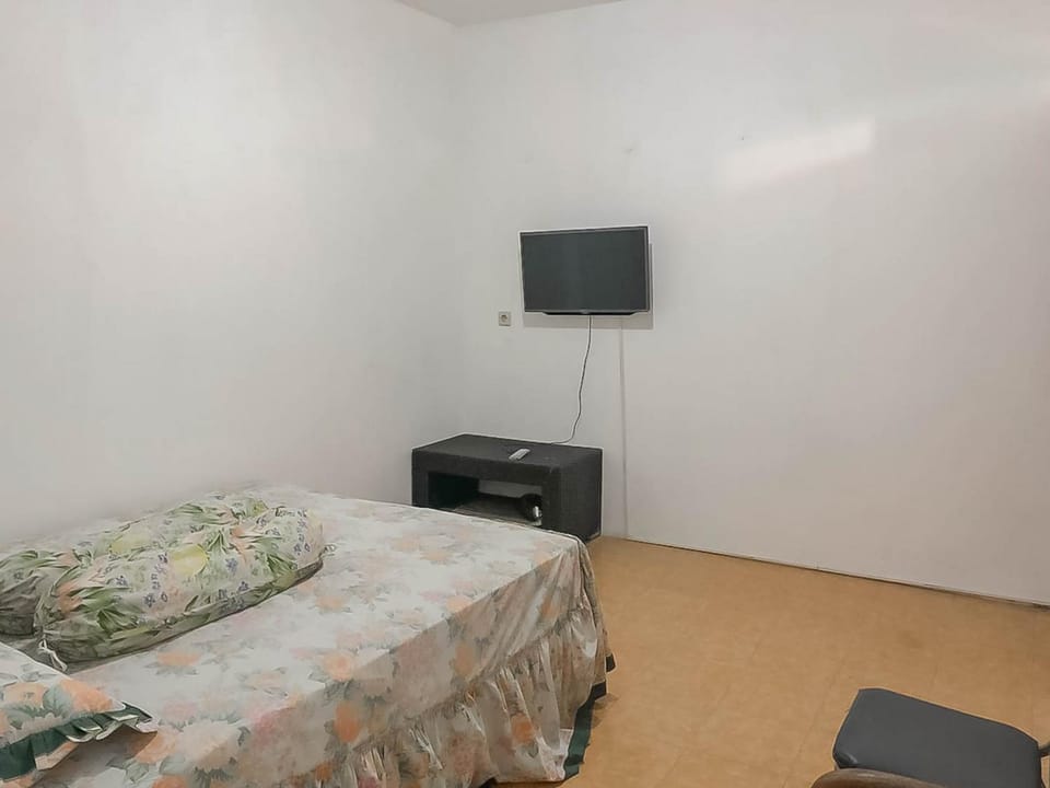Property building, Bed, Bedroom