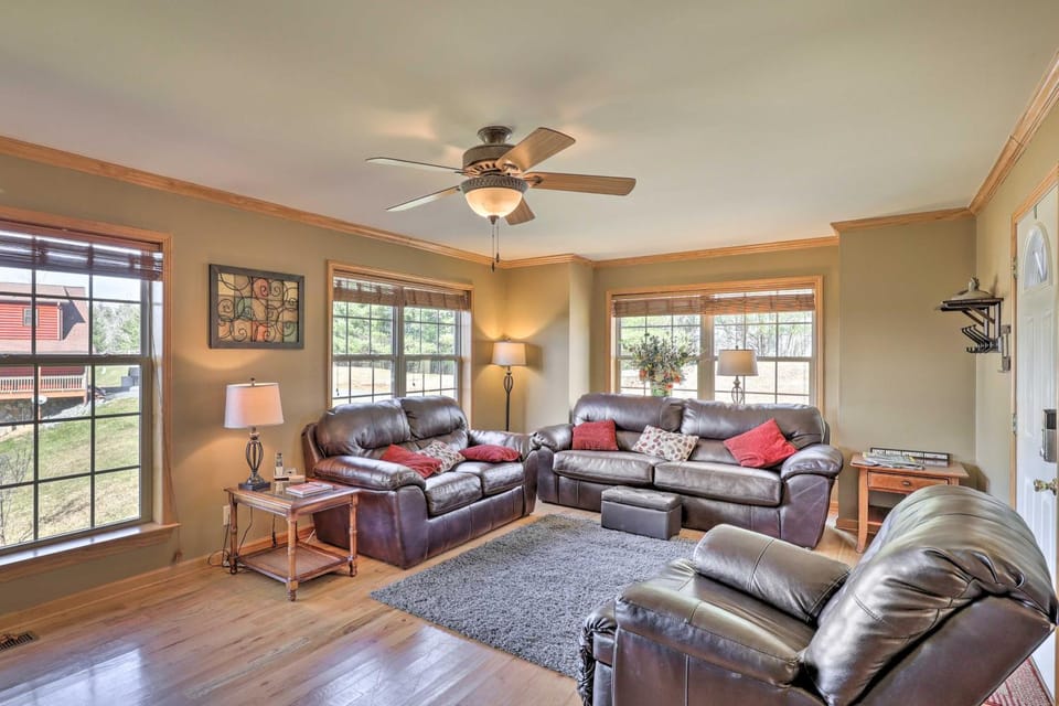 Family Blue Ridge Gem w/ Hot Tub! 1/2 Mi to River House in Virginia