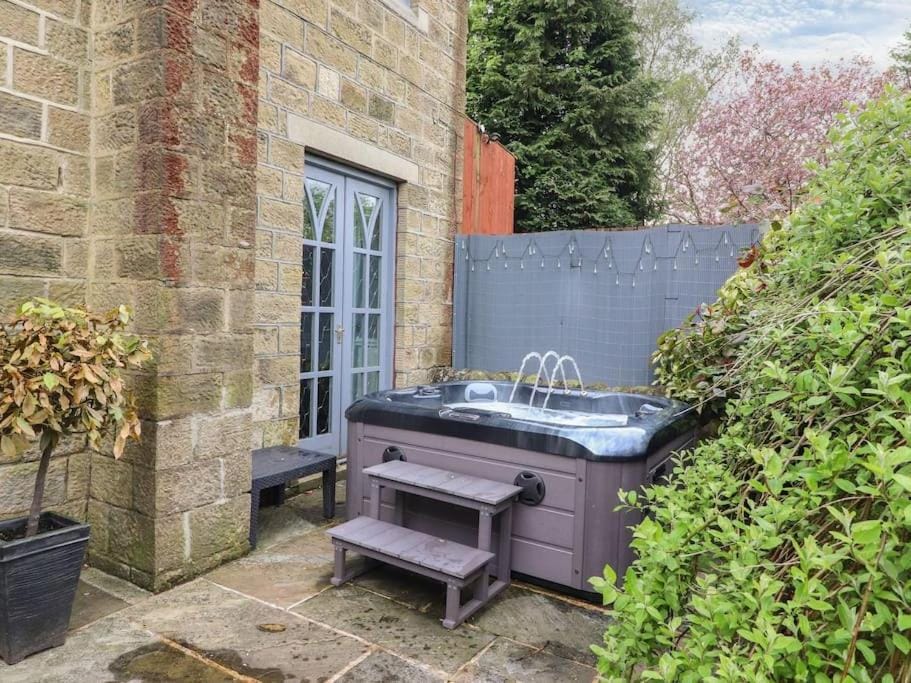 The Vestry - Sleeps 12 - With Hot Tub House in Calderdale