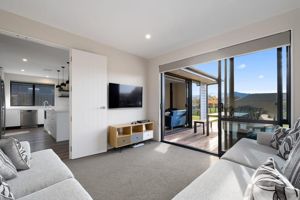 Summer, Garden, TV and multimedia, Living room