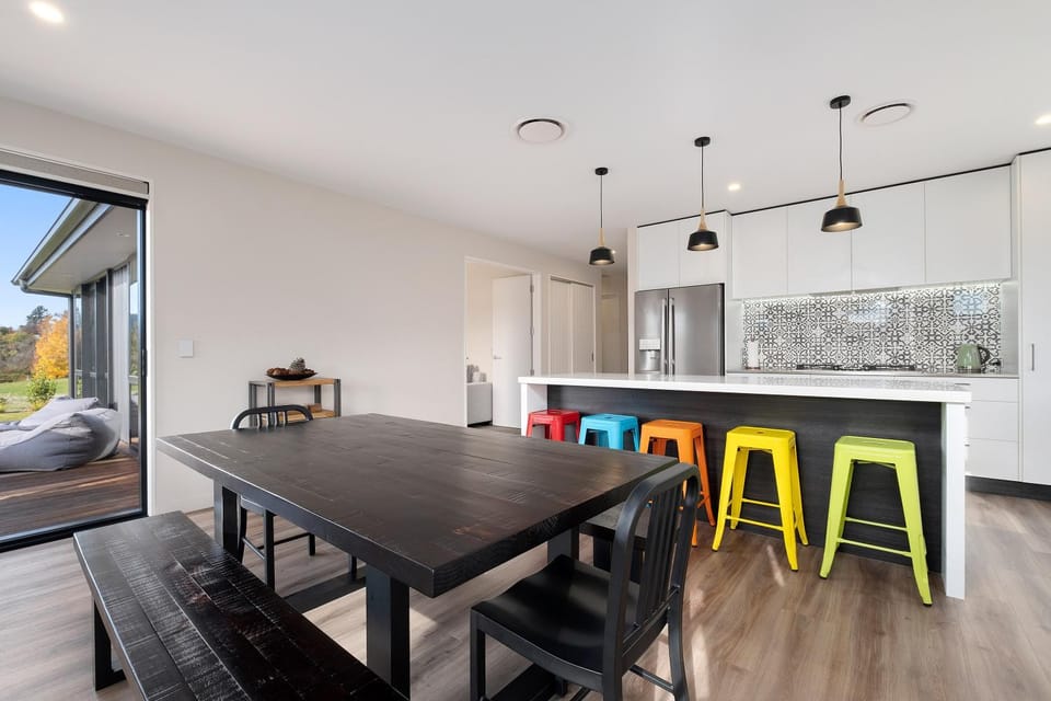 Coffee/tea facilities, Kitchen or kitchenette, Living room, Seating area, Dining area