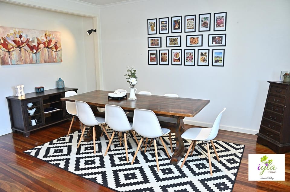 Seating area, Dining area