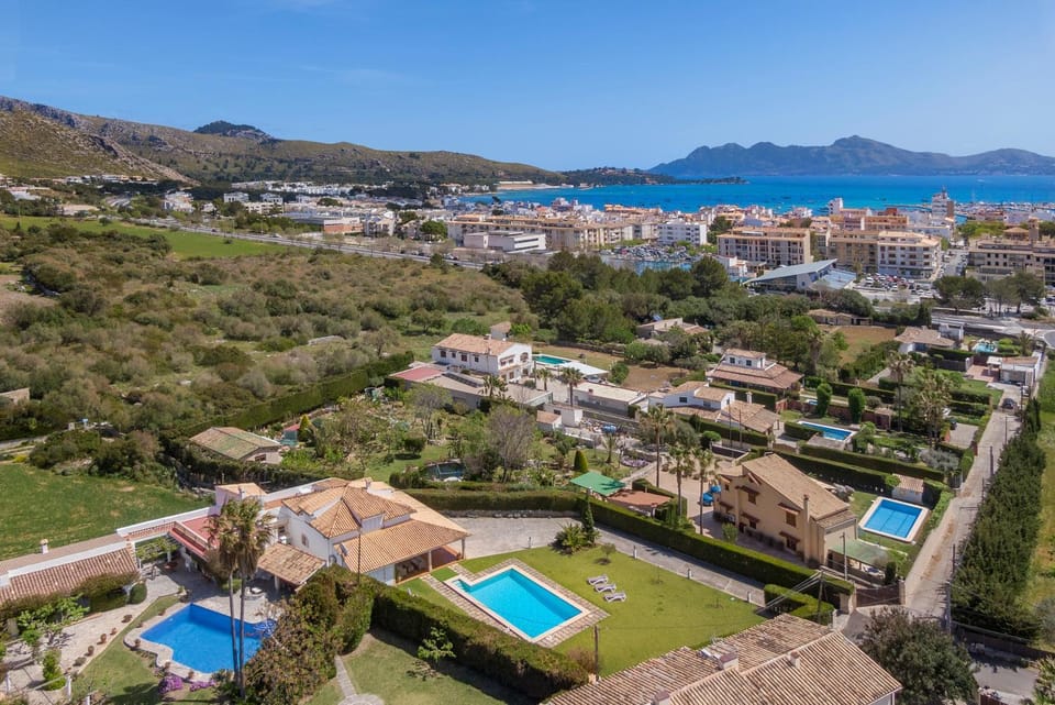 Property building, Neighbourhood, Swimming pool