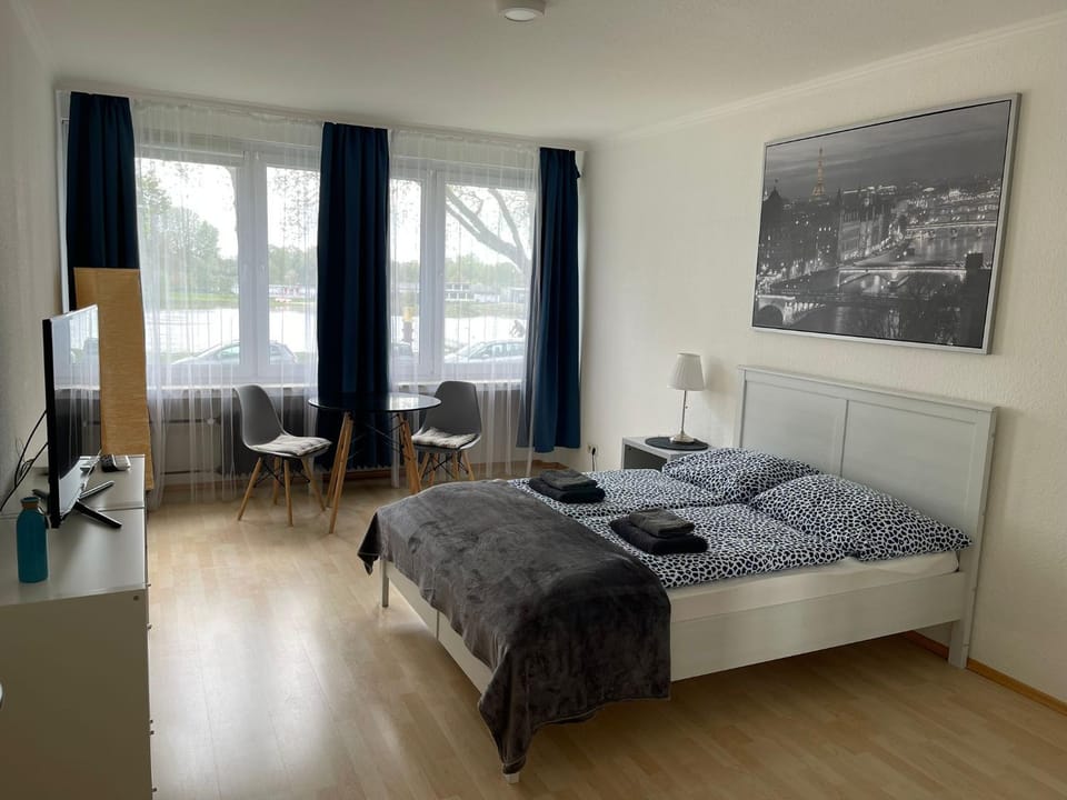 Bed, TV and multimedia, Photo of the whole room, River view, towels