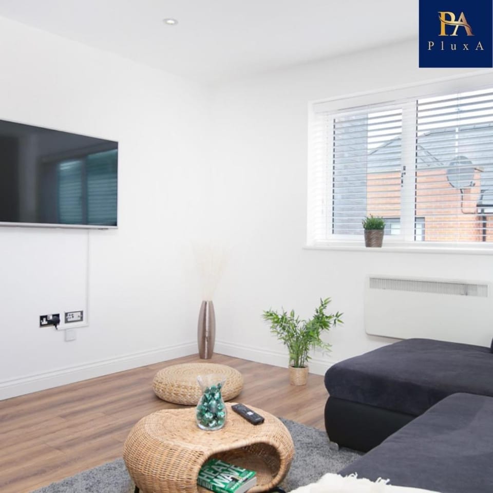 Pluxa Mint Bliss - Stylish with workspace Apartment in Birmingham