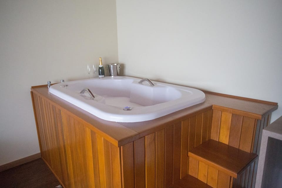Hot Tub, Bath