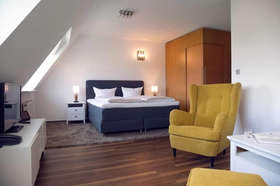 Bed, Photo of the whole room, Seating area, Bedroom