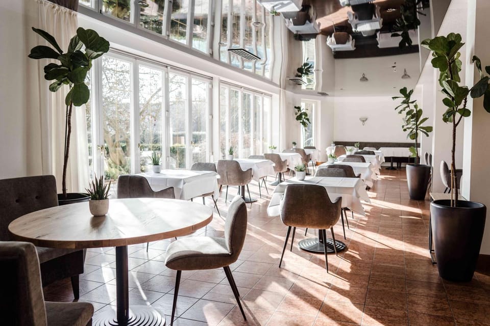 Restaurant/places to eat, Banquet/Function facilities, Seating area