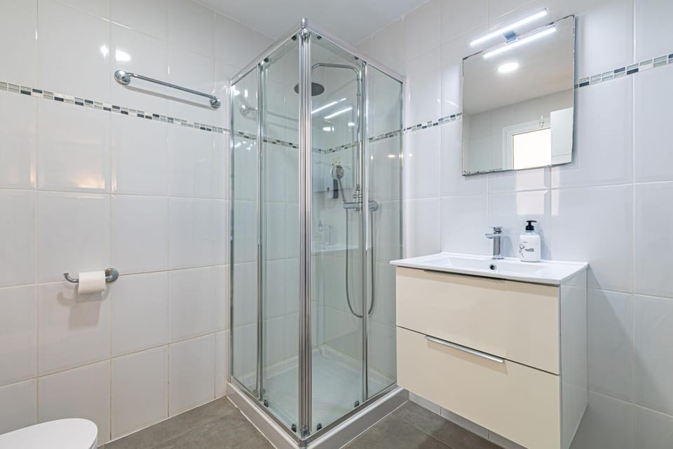 Shower, Toilet, Bathroom, towels
