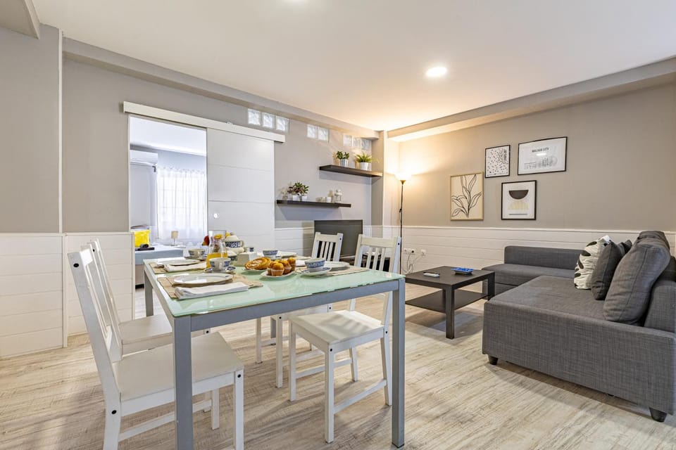 TV and multimedia, Living room, Seating area, Dining area, Breakfast, air conditioner