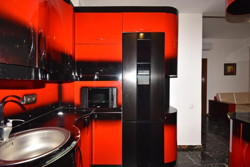 Kitchen or kitchenette, minibar
