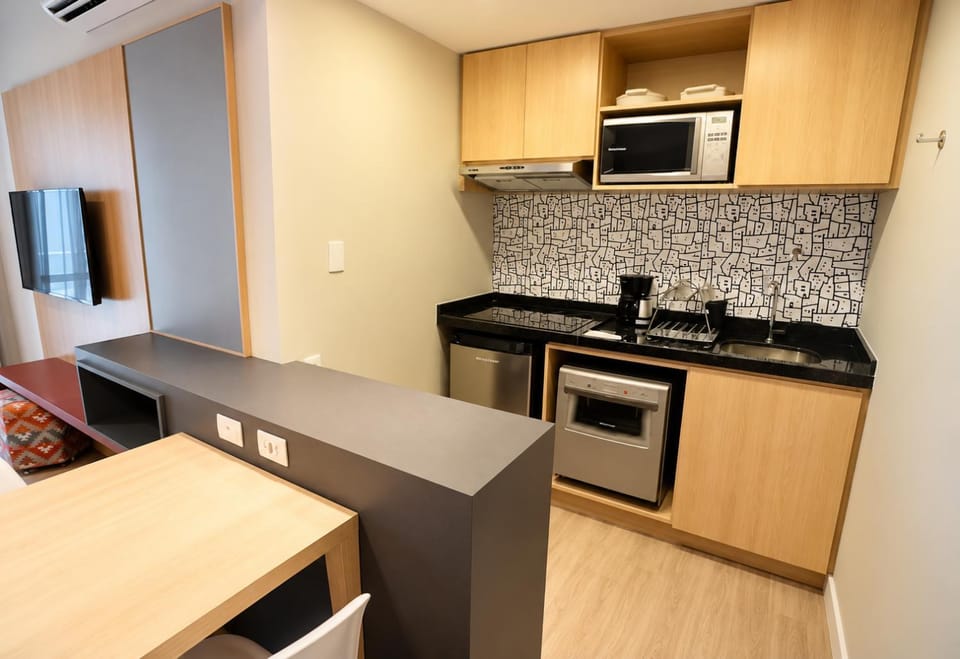 Kitchen or kitchenette, dishwasher, minibar, stove
