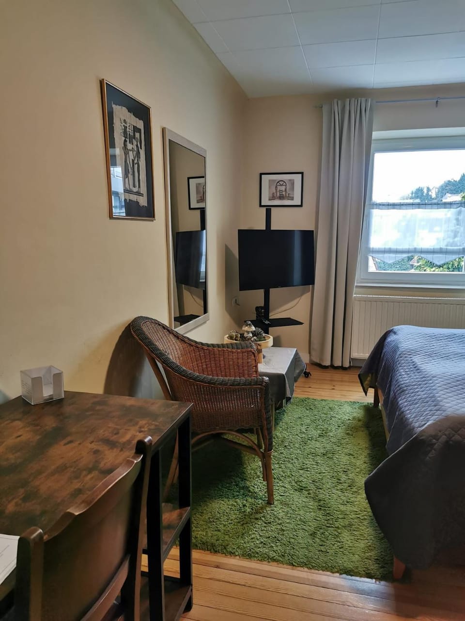 TV and multimedia, Seating area, Bedroom