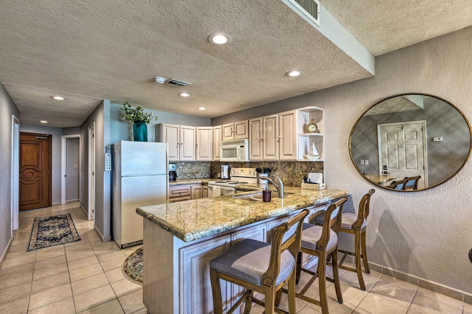 Walk to Beach: Oceanfront Rocky Point Condo House in Rocky Point