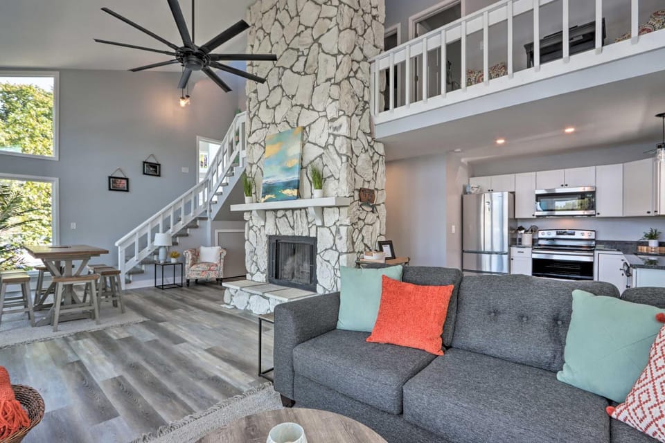 Boat Dock, Furnished Deck! Lakefront Ozarks Home House in Village Four Seasons