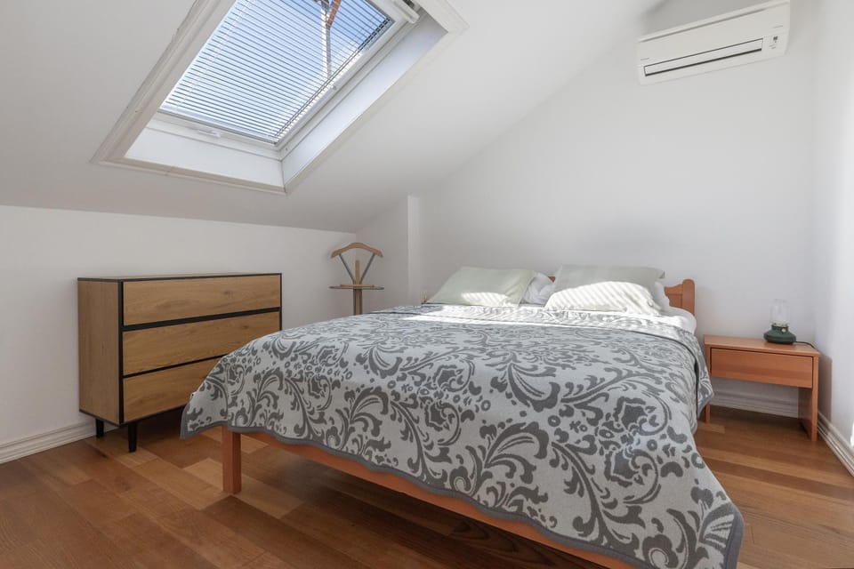 Bed, Bedroom, air conditioner