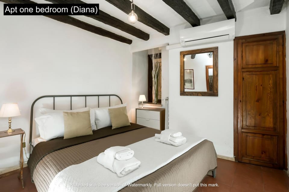 Photo of the whole room, Bedroom