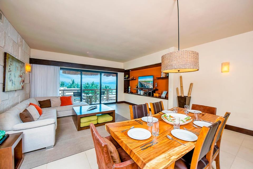 Living room, Dining area