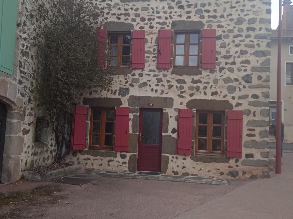 Charmante maison en pierres avec terrasse, proche cité médiévale, nature et lac - FR-1-582-19 House in Auvergne-Rhône-Alpes