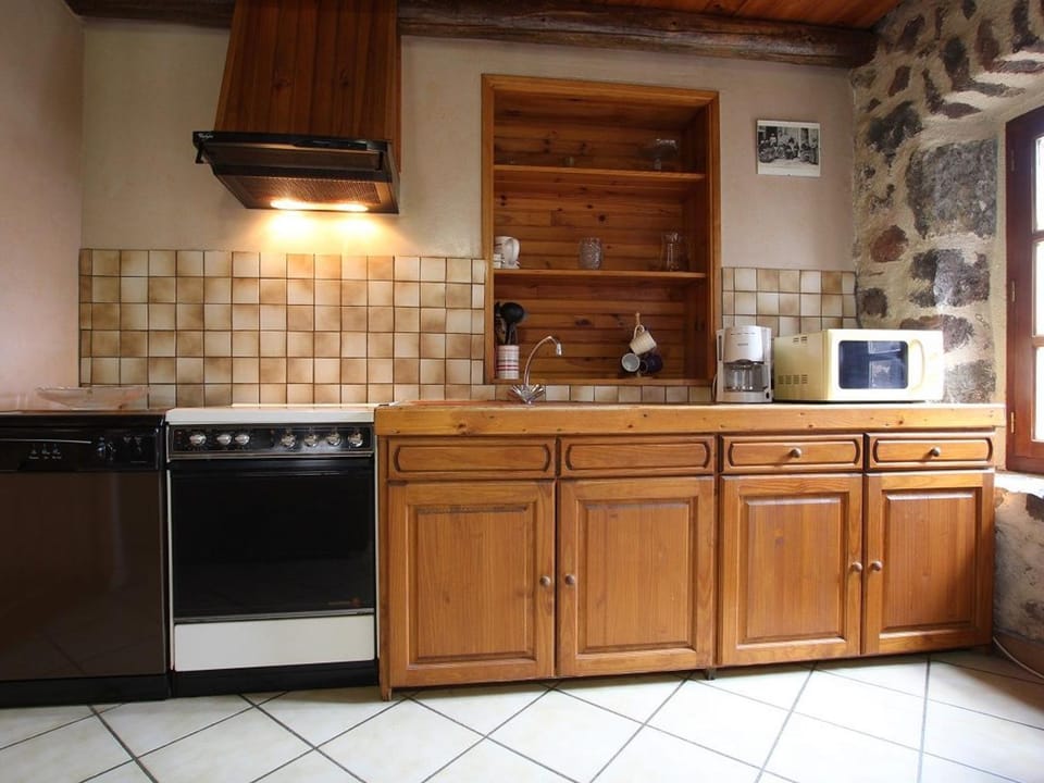 Charmante maison en pierres avec terrasse, proche cité médiévale, nature et lac - FR-1-582-19 House in Auvergne-Rhône-Alpes