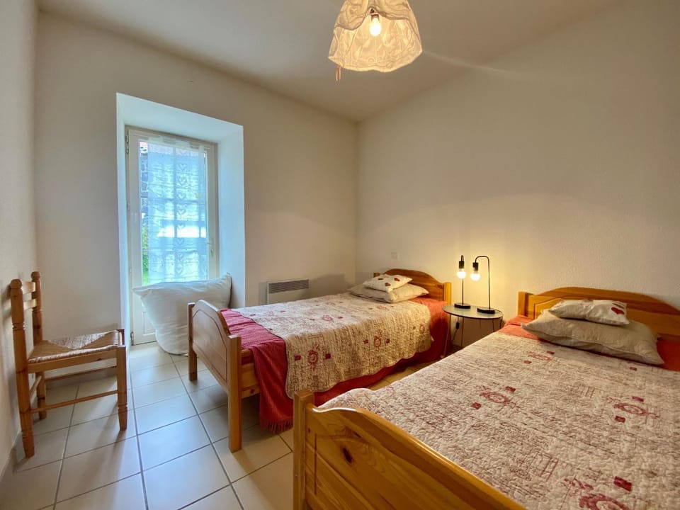 Gîte Charmant à Alleyrac: Randonnées, Nature et Confort Moderne - FR-1-582-66 House in Auvergne-Rhône-Alpes