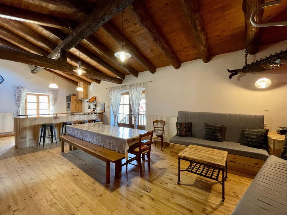 Maison pittoresque à Arlempdes avec cheminée et terrasse - FR-1-582-114 House in Auvergne-Rhône-Alpes