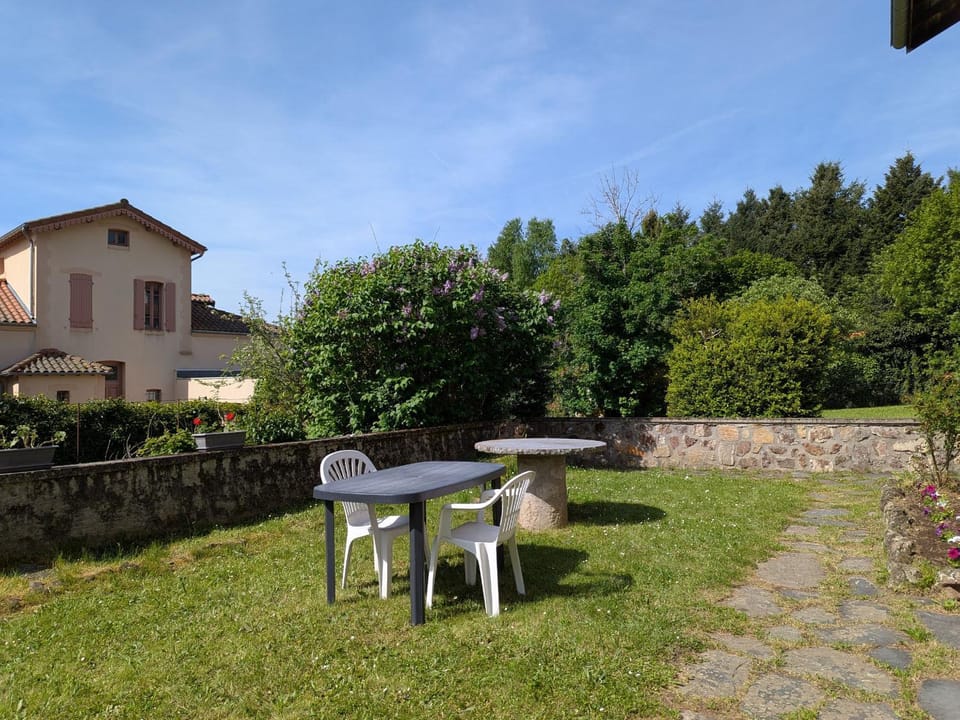 Maison calme avec grand terrain, proche commodités et sites médiévaux - FR-1-582-133 House in Auvergne-Rhône-Alpes