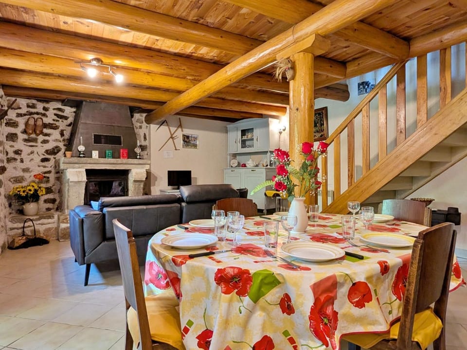 Maison de charme en pierre au bord d’un ruisseau, proche d’un bourg médiéval – Jardin et garage inclus - FR-1-582-151 House in Auvergne-Rhône-Alpes
