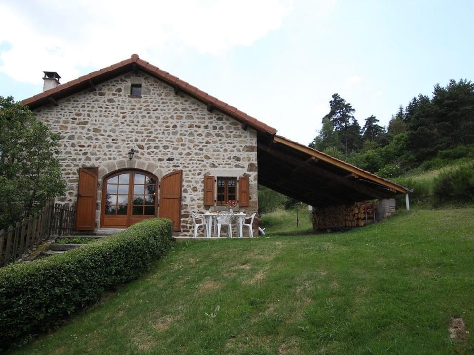 Grande maison en pierres avec jardin, proche d'un bourg médiéval, animaux acceptés - FR-1-582-161 House in Auvergne-Rhône-Alpes
