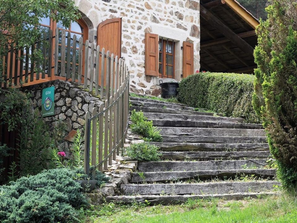 Grande maison en pierres avec jardin, proche d'un bourg médiéval, animaux acceptés - FR-1-582-161 House in Auvergne-Rhône-Alpes