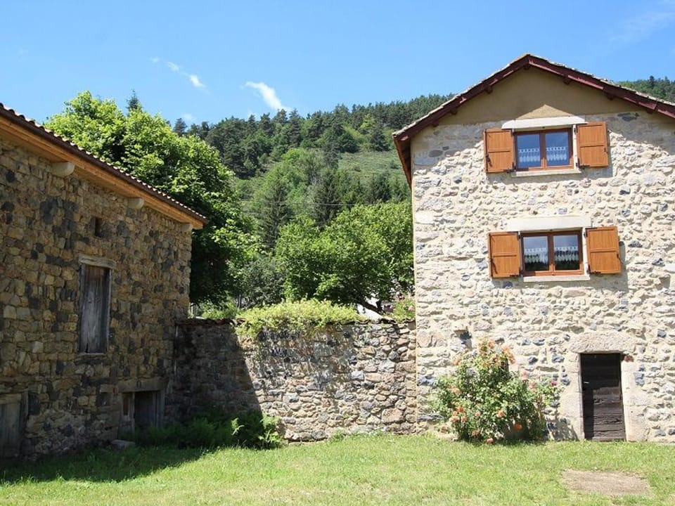 Gîte pittoresque en bord de rivière avec jardin clos, proche sports et sites touristiques - FR-1-582-176 House in Auvergne-Rhône-Alpes