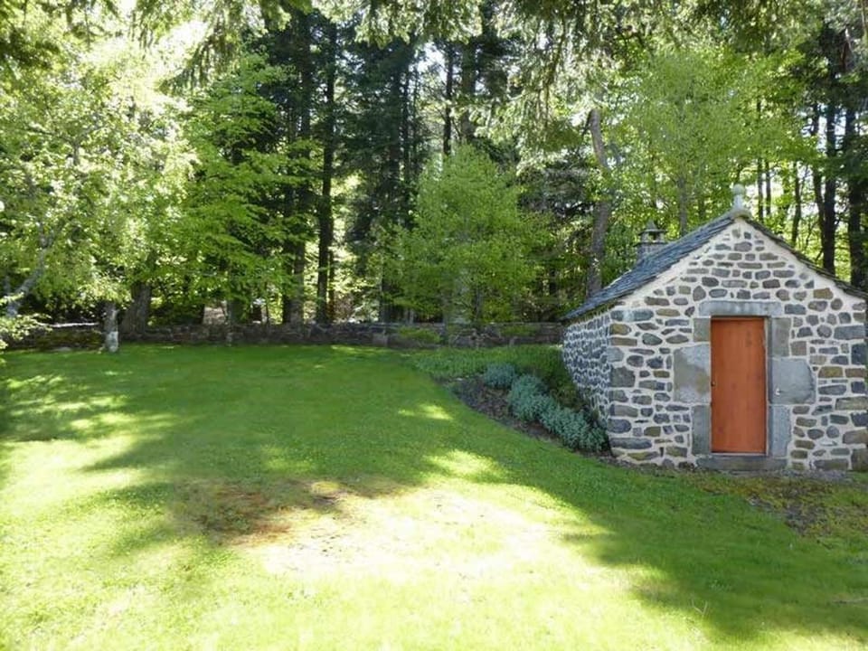 Maison en forêt avec terrasse, jeux pour enfants et cheminée, près du Pic du Lizieux et du Lac bleu - FR-1-582-235 House in Auvergne-Rhône-Alpes