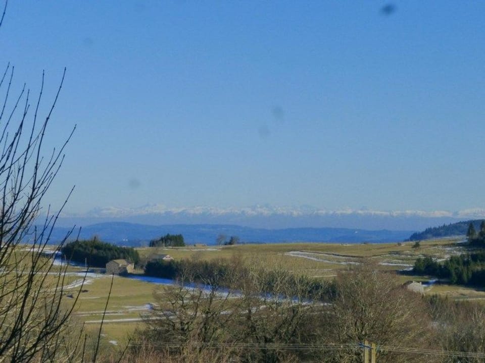 Maison en forêt avec terrasse, jeux pour enfants et cheminée, près du Pic du Lizieux et du Lac bleu - FR-1-582-235 House in Auvergne-Rhône-Alpes