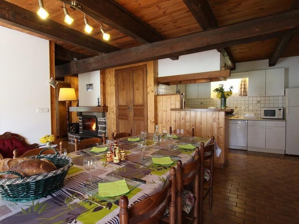 Maison de charme en pierres avec jardin, cheminées et jeux pour enfants, proche forêt du Meygal - FR-1-582-245 House in Auvergne-Rhône-Alpes