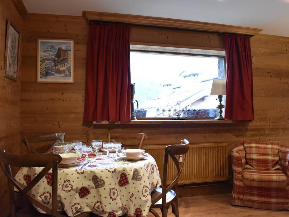 Appartement cosy avec cheminée, terrasse et parking, proche pistes et commerces - Méribel - FR-1-180-552 Apartment in Les Allues