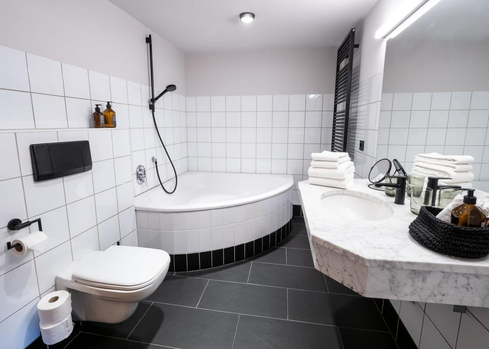 Bathroom, Bath, towels