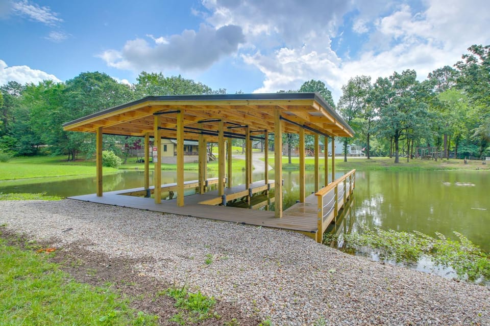 Lakefront Arkansas Home w/ Dock & Sunroom House in Garland County