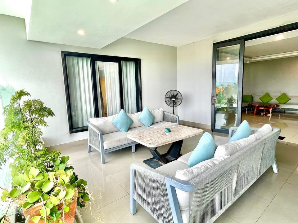 Patio, Garden, View (from property/room), Balcony/Terrace, Living room, Seating area, Garden view