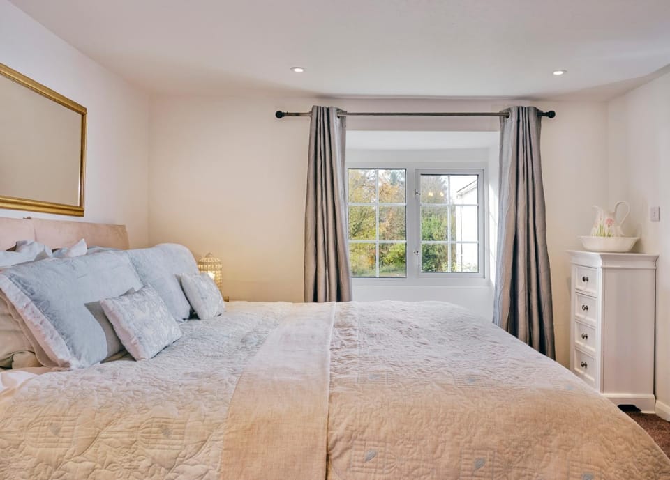 Bed, Bedroom, Garden view