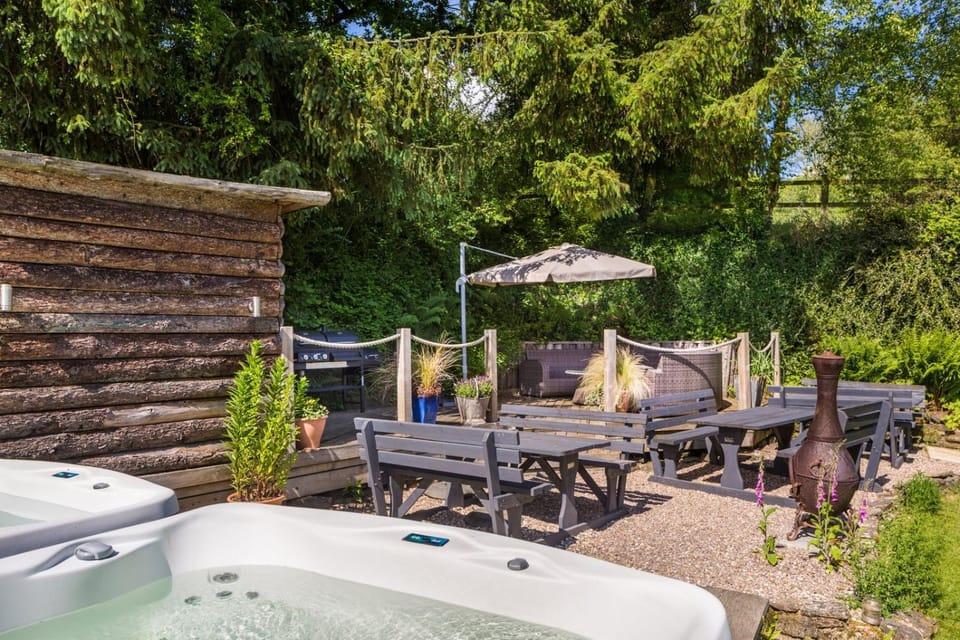 Patio, Natural landscape, BBQ facilities, Garden, Hot Tub, Sauna, Seating area