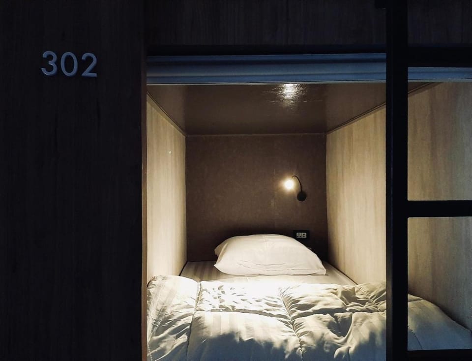 Photo of the whole room, Bedroom, wardrobe