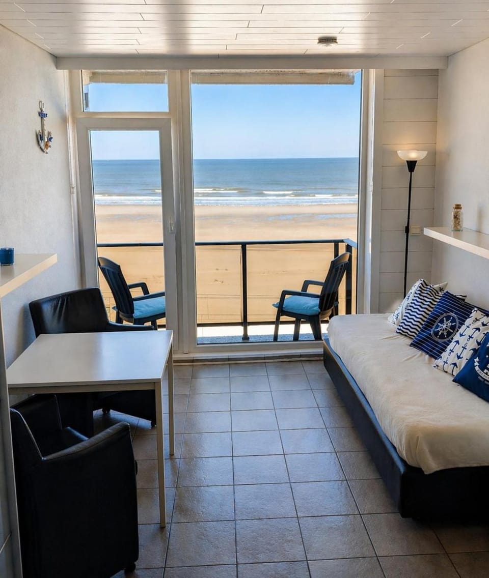Modern studio direct Seaview & free parking Apartment in Ostend
