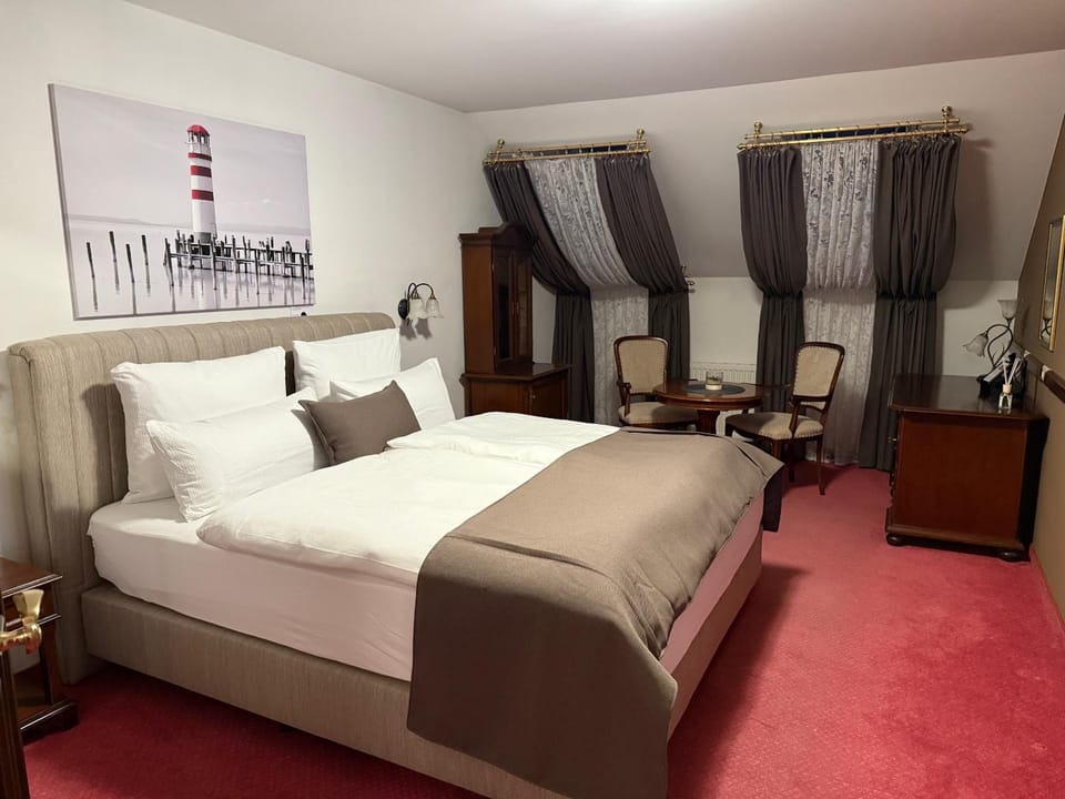 Bed, Living room, Photo of the whole room, Seating area, Bedroom