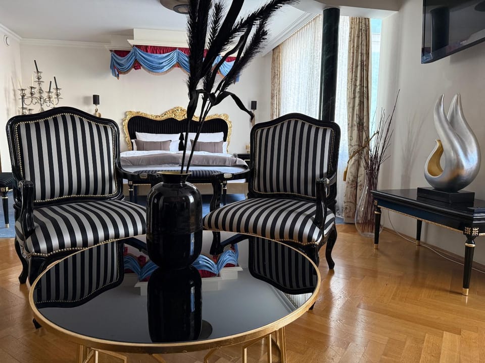 TV and multimedia, Living room, Seating area, Bedroom