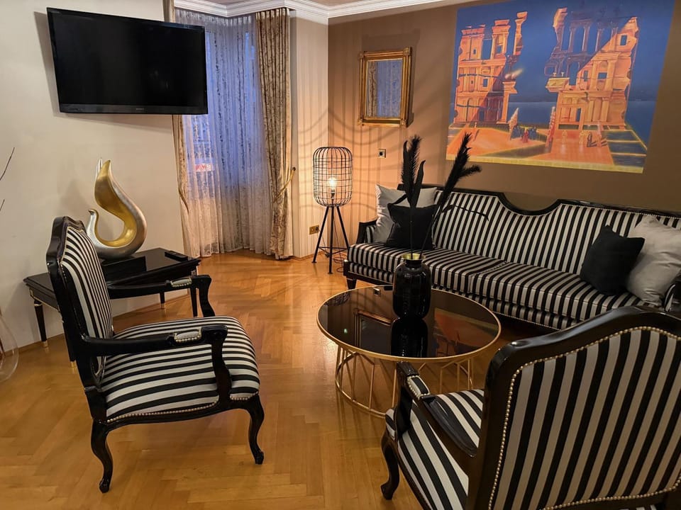 TV and multimedia, Living room, Seating area, Evening entertainment