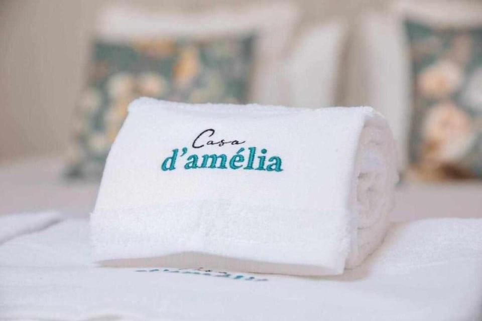 Bed, Property logo or sign, Bedroom, towels
