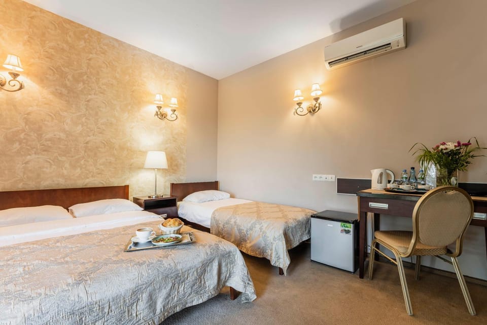 Bed, Coffee/tea facilities, Photo of the whole room, Decorative detail, Bedroom, Breakfast, air conditioner