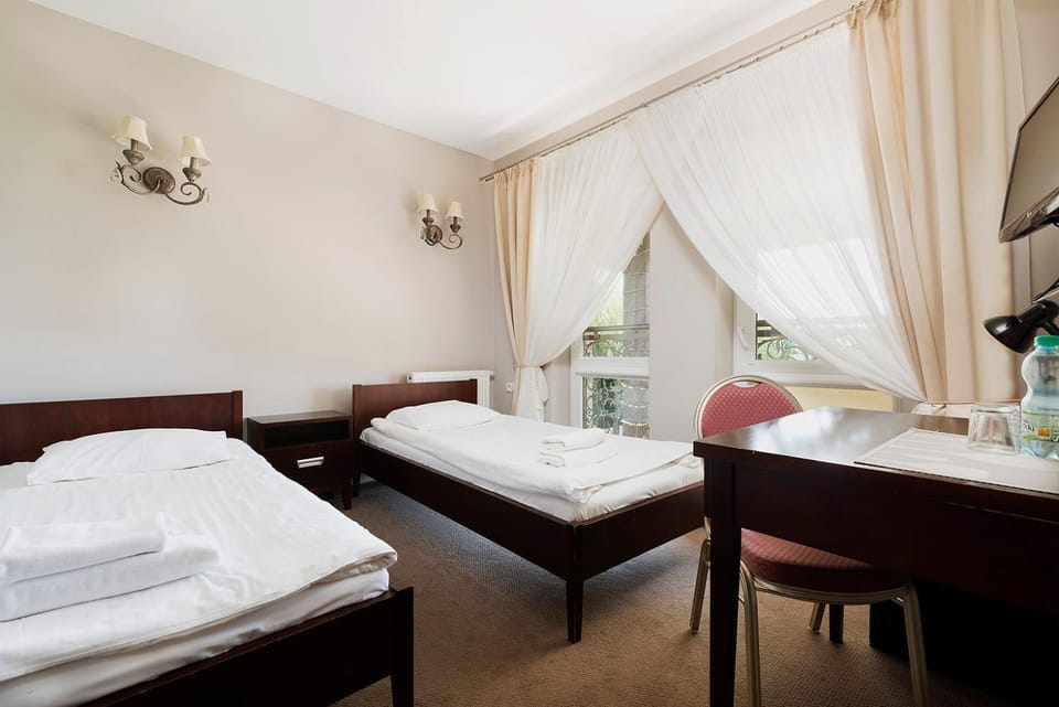 Bed, TV and multimedia, Coffee/tea facilities, View (from property/room), Photo of the whole room, Bedroom, Garden view, Lake view, towels