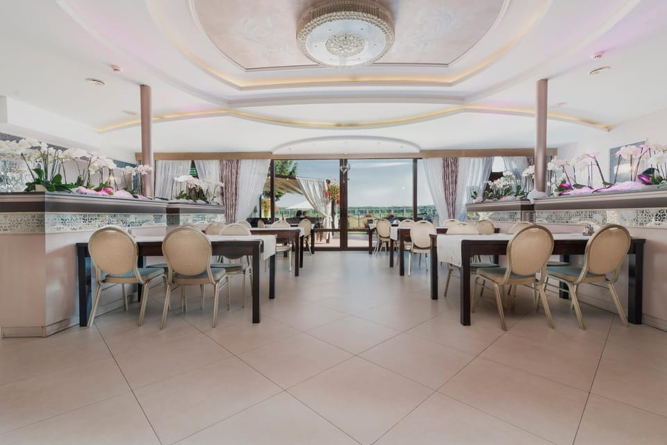 Restaurant/places to eat, View (from property/room), Lounge or bar, Food and drinks, Dining area, Garden view, Lake view, Meals, Breakfast, Continental breakfast, Buffet breakfast, Lunch, Dinner